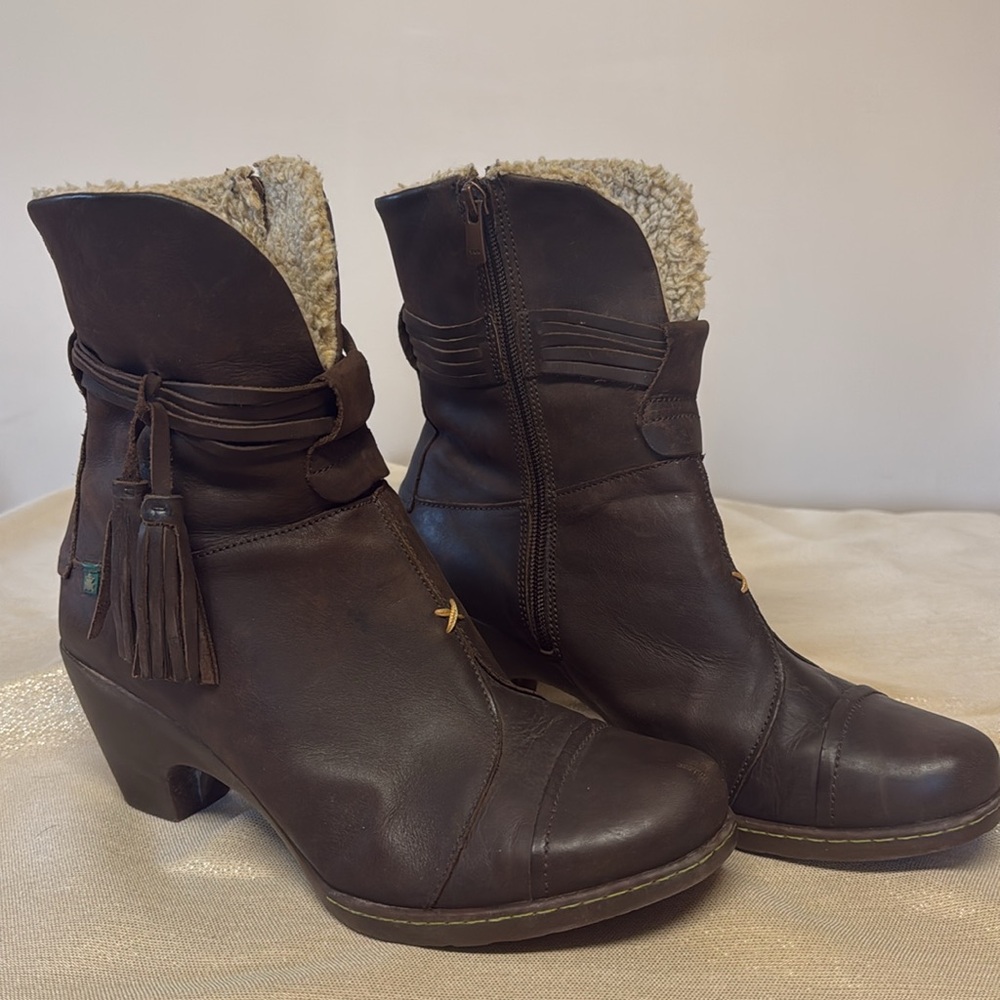 El Naturalista leather heeled boot.